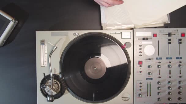 Musikeren børster en vinylplade. Set fra oven – Stock-video