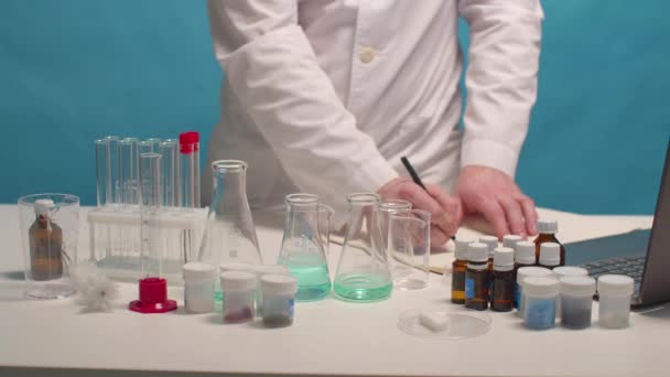 El químico registra los resultados de la investigación y termina el trabajo — Vídeos de Stock
