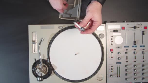 DJ 가 턴테이블의 일부를 청소하고 연결 한다 — 비디오