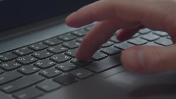 Um homem está a escrever num portátil. Extremo close-up — Vídeo de Stock