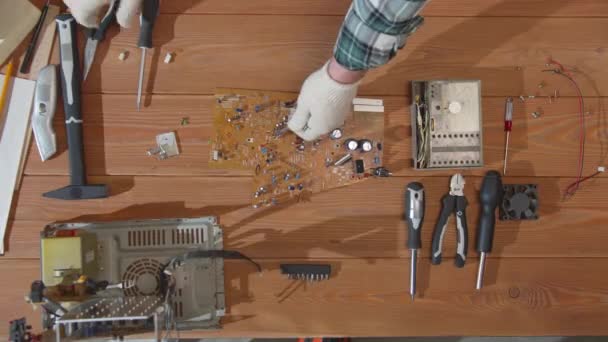 Repairman breaks the board into parts. Top view — Stock Video