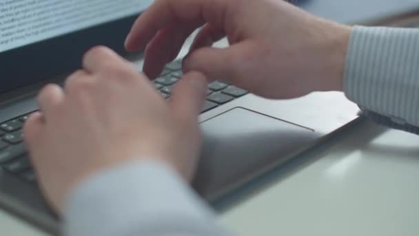 Ofis çalışanı dizüstü bilgisayarda yazıyor. Yakın plan. — Stok video