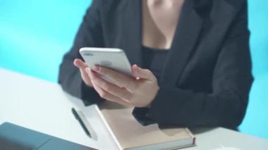 Kadın patron arıyor ve telefonda konuşuyordu. Kaydırma