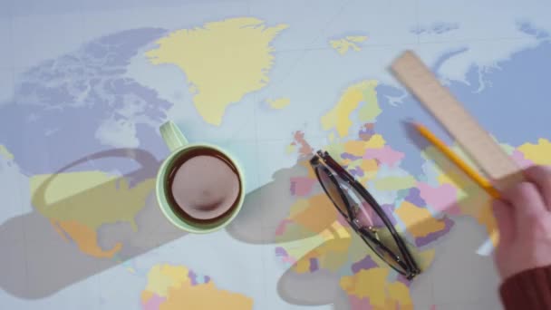 Tourist enlève verres, tasse, stylo et carte de la table — Video