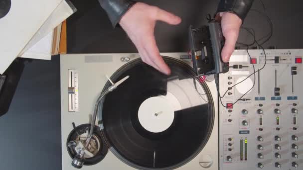 The musician inserts a cassette into the player — Stock Video