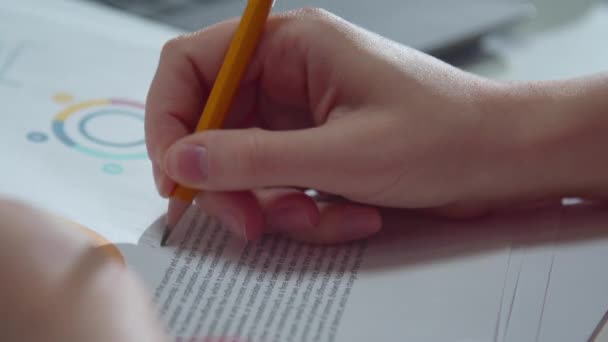 Femme corrige les erreurs dans le rapport avec un crayon 