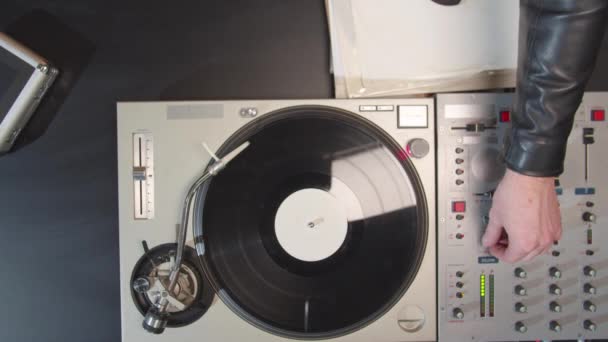 Le DJ allume la platine et démarre la piste — Video