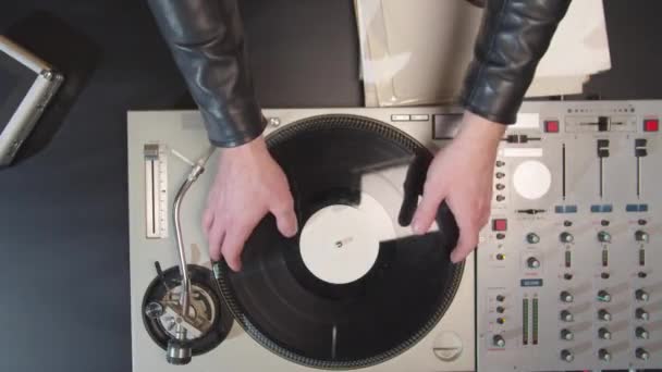 Ο μουσικός αφαιρεί το δίσκο από το πικάπ — Αρχείο Βίντεο