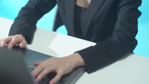 Woman is typing and receives a report from a colleague — Stock Video