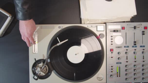 DJ нажимает кнопки на проигрывателе и перемещает ползунки — стоковое видео