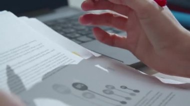 Kadın belgelere işaretleyici ile işaret koyar