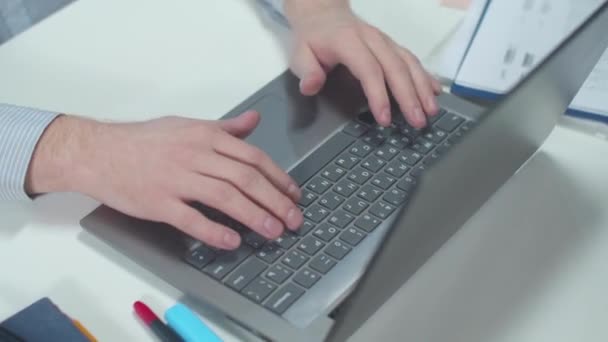 Kontorsarbetare öppnar en bärbar dator och typer. Närbild — Stockvideo