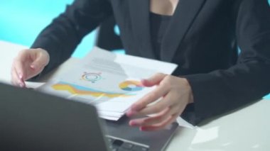Belgeler bir işçinin masasına atıldı.