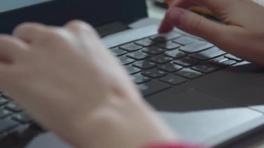 Klavyede yazan serbest çalışan bir kadın. Yakın plan.