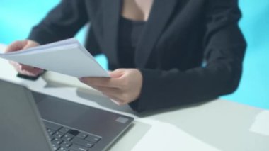 Patron imza için belgeleri alır. Yakın plan.