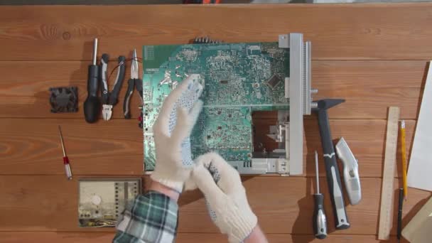 Computer repair. The master uses a screwdriver — Stock Video