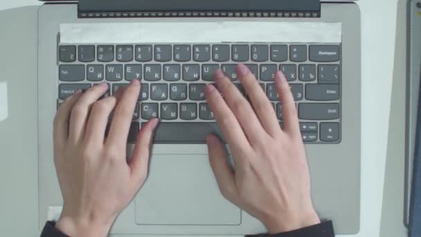 El hombre está escribiendo en un teclado portátil. Vista superior — Vídeos de Stock