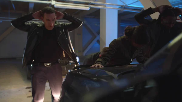 Polisler otoparkta suçluları gözaltına aldı.