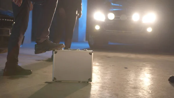 Mafya, otoparkta içinde para olan bir bavul verir.