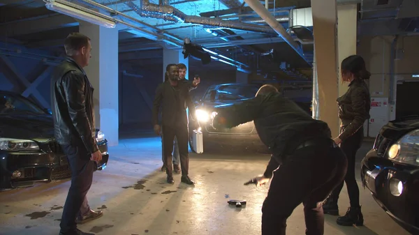 The cop takes a gangster hostage. Bandits grab a weapon — Stock Photo, Image