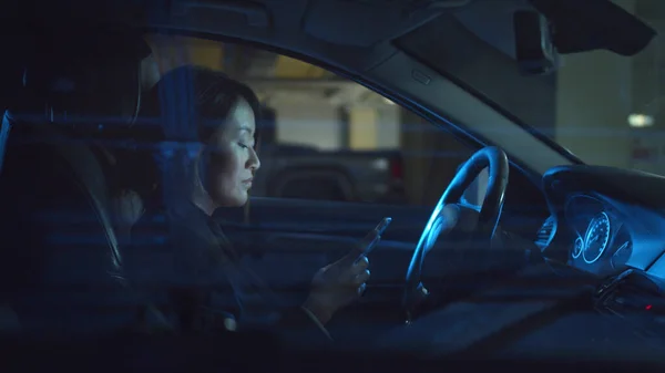 Femme dans une voiture tapant un message au téléphone — Photo