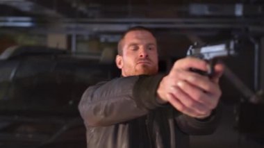 Sert adam bir silah çıkardı. Ortam Kapat