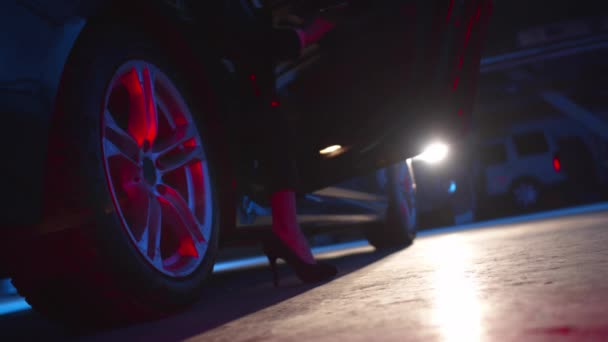 La fille en talons hauts sort de la voiture. Angle bas — Video