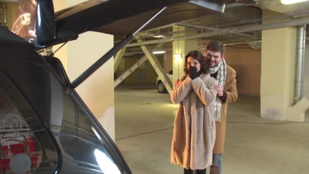 Mann erfreut Ehefrau mit Überraschung im Kofferraum — Stockvideo