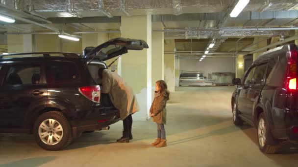 Bortförande av en flicka på en parkeringsplats medan mamma var upptagen — Stockvideo