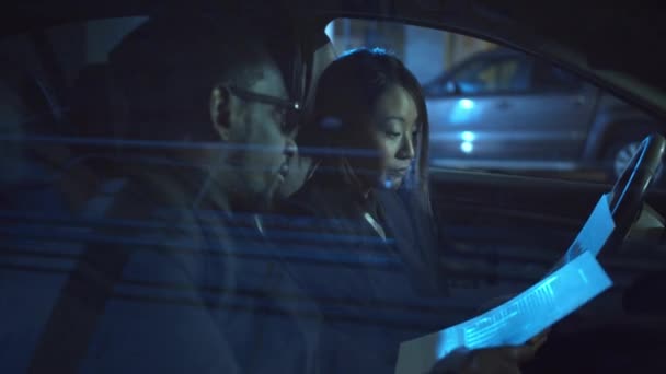 Man en vrouw bespreken zaken in de auto. Middelmatige close-up — Stockvideo