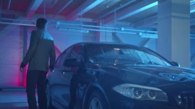 Hizmetçi arabanın kapısını mafya patronuna açar.