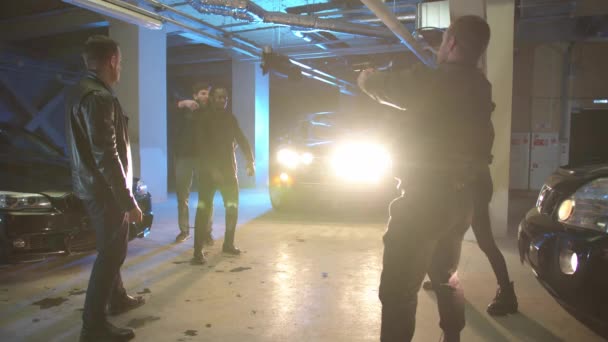El policía toma como rehén a un gángster. Los bandidos agarran un arma — Vídeos de Stock