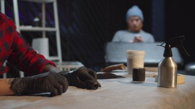 Dövmeci aleti siyah bantla mühürlüyor