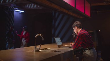 Usta kuafördeki tezgaha dövme çizer.