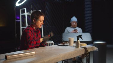 Dövme sanatçısı oturum için araçları hazırlar