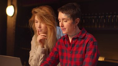 Dövmeci müşteriye dizüstü bilgisayarda dövme gösteriyor. Kaydırma