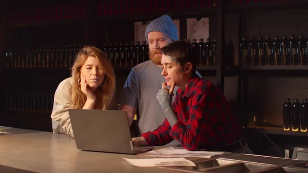 Dövme sanatçısı bir çift dizüstü bilgisayarda çizimler seçiyor.