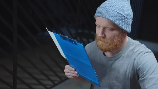 Tatueringsmästaren visar klientskisserna. Förskjutning — Stockfoto