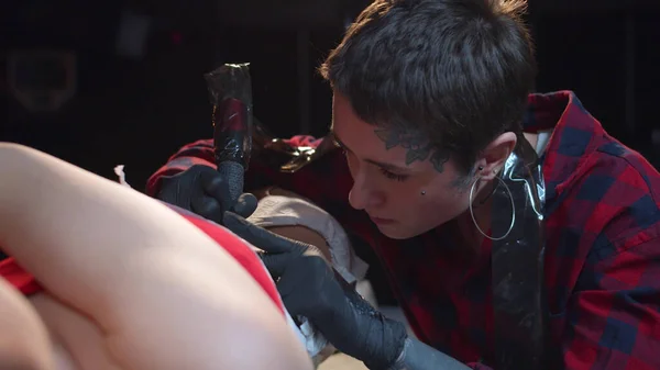 Ο καλλιτέχνης τατουάζ βάζει ένα τατουάζ στο στομάχι του. Κλείσε. — Φωτογραφία Αρχείου
