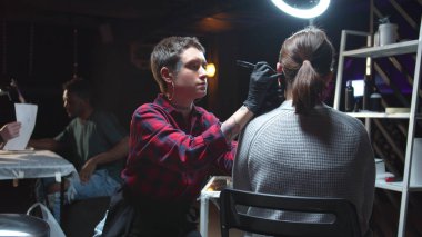 Usta kulağı delmeye hazırlanıyor.