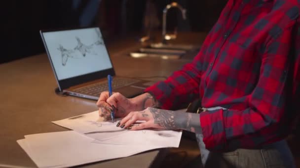 Fille avec un tatouage dessine sur papier. Glissement — Video