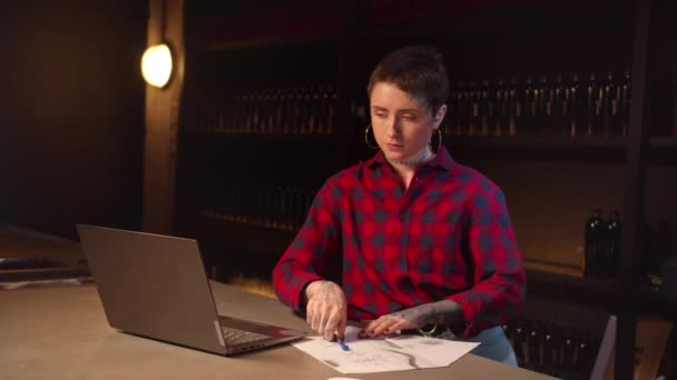 Ο διαχειριστής μπαρ συνεργάζεται με το laptop και γράφει ένα σημείωμα — Αρχείο Βίντεο