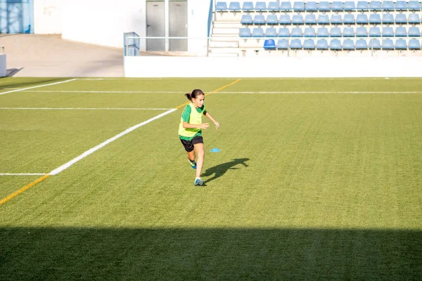 Mała dziewczynka w szkoleniu piłki nożnej — Zdjęcie stockowe