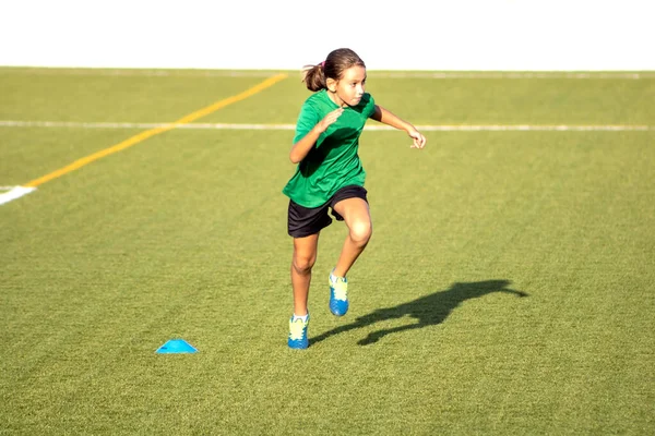 Klein meisje in een voetbalopleiding — Stockfoto