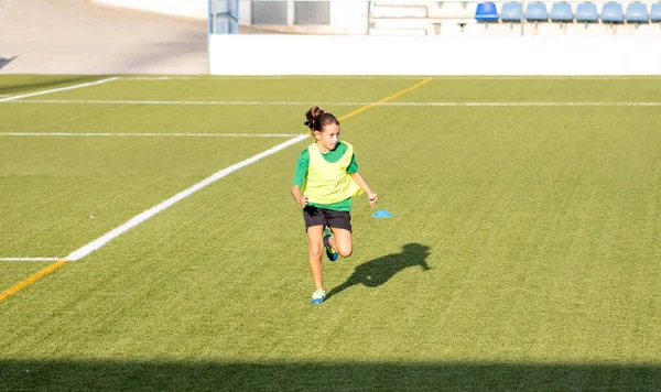 Niña en un entrenamiento de fútbol —  Fotos de Stock