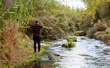 Yürüyüş yapan adam.
