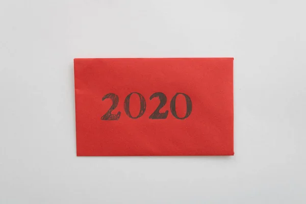 2020-nummer skrevet på rødt papir - Stock-foto