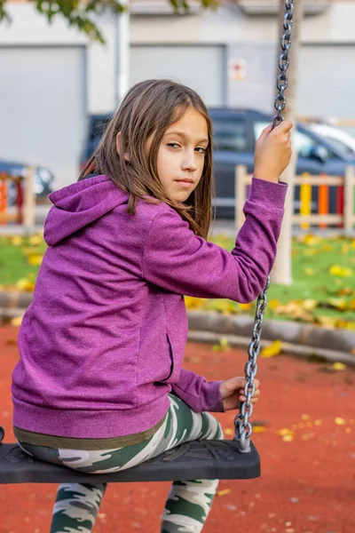 Klein meisje poseren in het park — Stockfoto