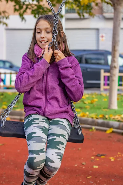 Niña jugando en el parque — Foto de Stock