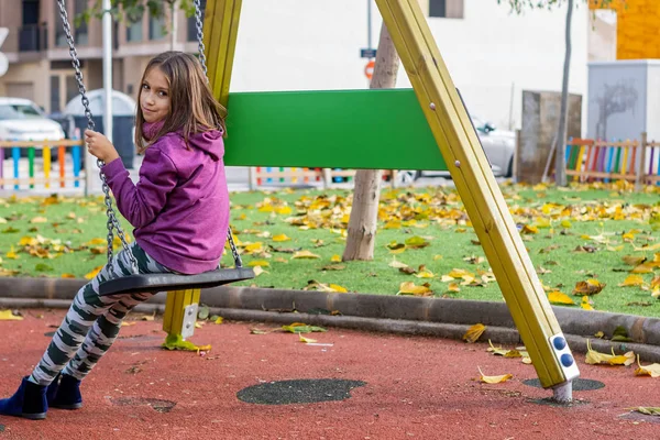 Niña jugando en el parque — Foto de Stock